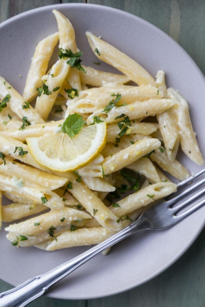 Pasta con vegetales salteados y limón